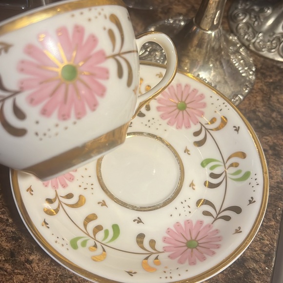 Cute pink cream and gold tea cup - Picture 2 of 3